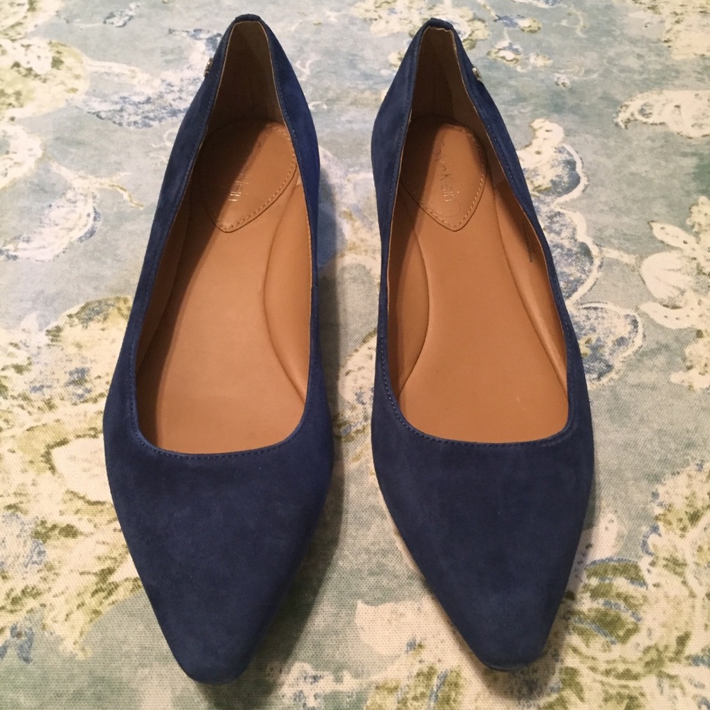 Navy blue flat shoes